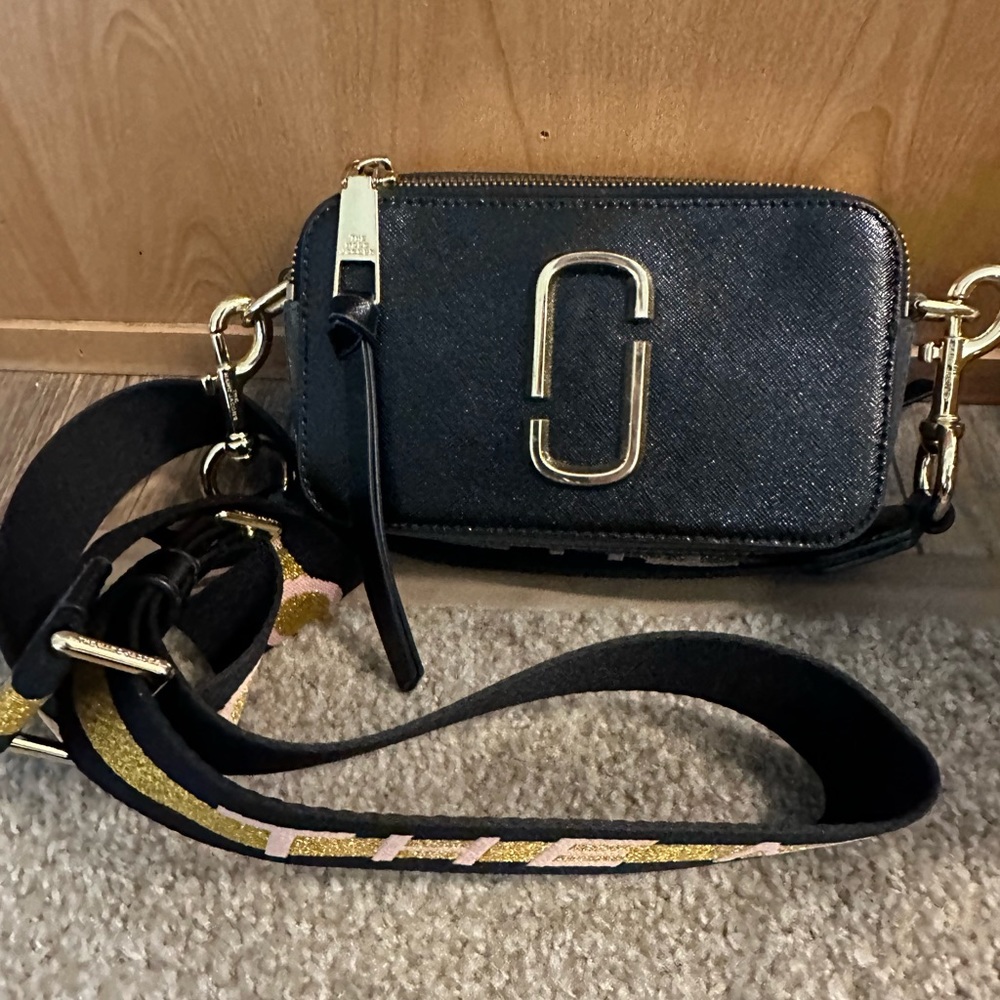 Moving Sale!! Marc Jacobs Cross Body - Like new condition. Worn twice!